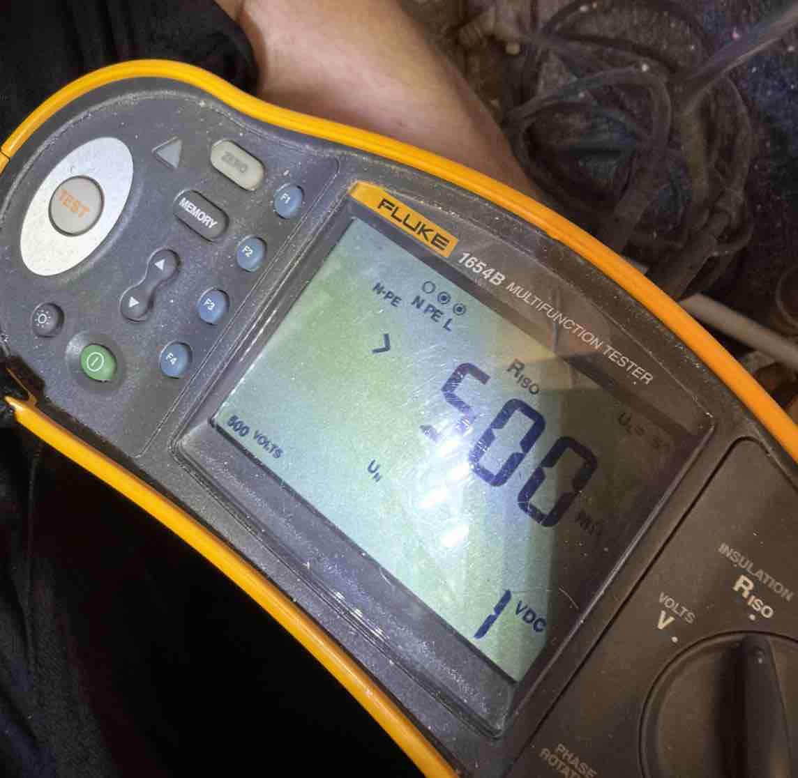 electrical testing fluke multimeter